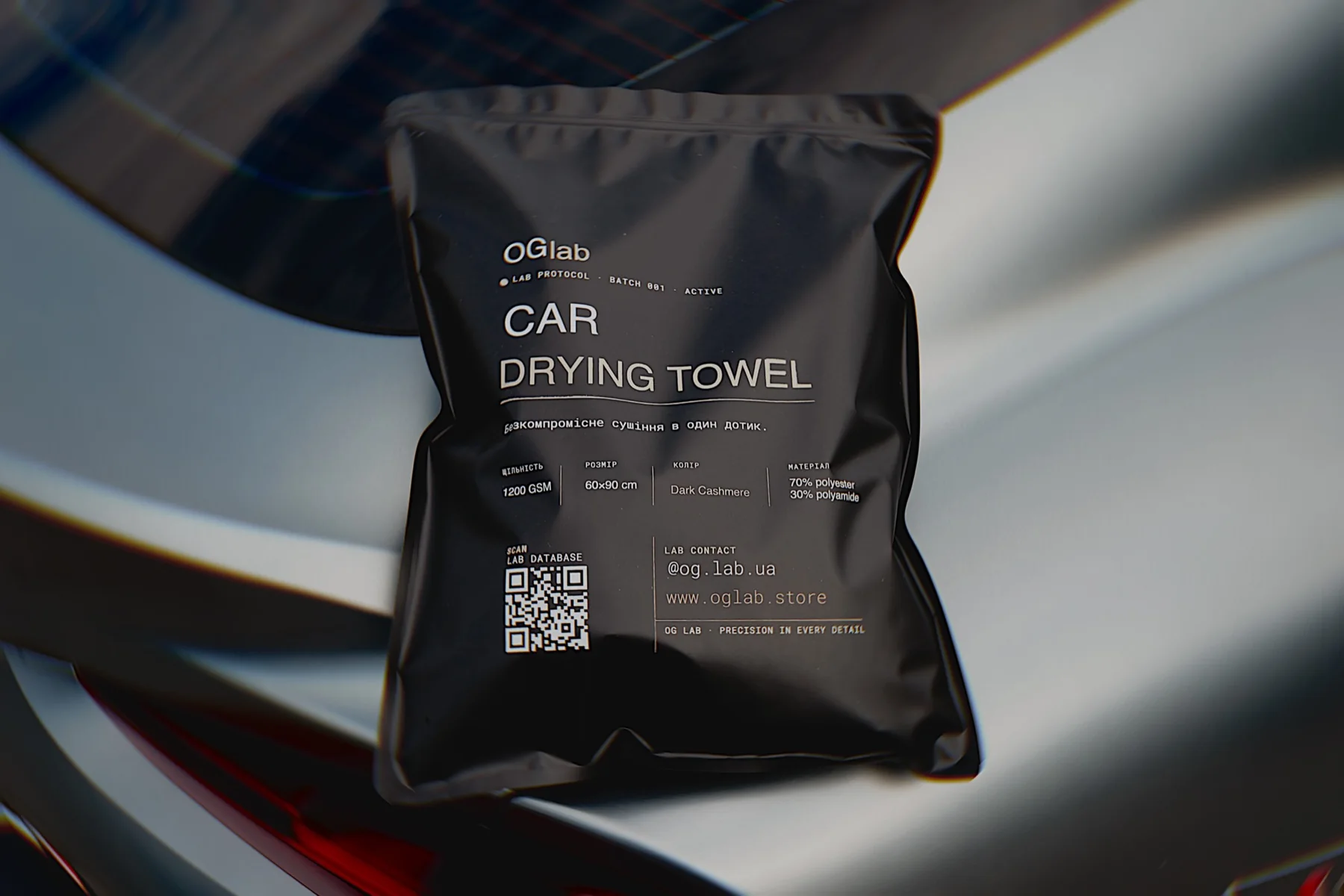 Упаковка OGlab Car Drying Towel на кузові автомобіля